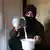 Frau schüttet Milch von einem Gefäß in ein anderes