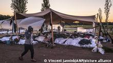 Wenn 700 Menschen im Freien schlafen: Chaos im Asylzentrum der Niederlande