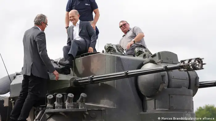 德国总理肖尔茨视察训练乌军士兵的一处营地。