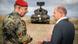Olaf Scholz (à droite) s'entretient avec un officier de la Bundeswehr (août 2022) Olaf Scholz (à droite) s'entretient avec un officier de la Bundeswehr (août 2022)