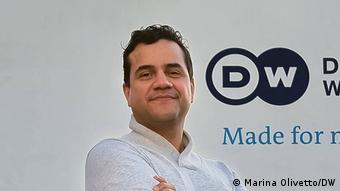 Marcio Pessôa vor DW-Logo