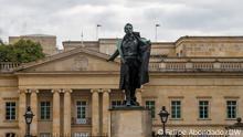 
Tausende von Kolumbianern und ausländischen Touristen haben in den letzten Tagen die Plaza Núñez besucht. In einer seiner ersten Amtshandlungen als Präsident des Landes ordnete Gustavo Petro an, den Platz, der die Casa de Nariño mit dem Kongressgebäude verbindet, für das Volk zu eröffnen. Der Raum war in den letzten 20 Jahren geschlossen worden, aus Sicherheitsgründen. Die Eröffnung wird als eine Botschaft der Erweiterung der Freiheit der neuen Regierung Gustavo Petros.
via jose ospina-v.