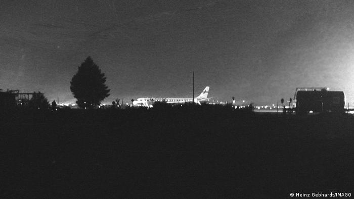 Wartendes Flugzeug auf dem Flughafen Fürstenfeldbruck im Scheinwerferlicht
