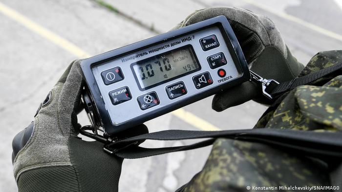 Un soldado ruso mide con un contador Geiger la radiactividad en la zona de la central de Zaporiyia en una imagen del pasado martes.