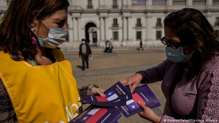  Dos mujeres tienen en sus manos folletos de la campaña informativa sobre la nueva Constitución chilena. 