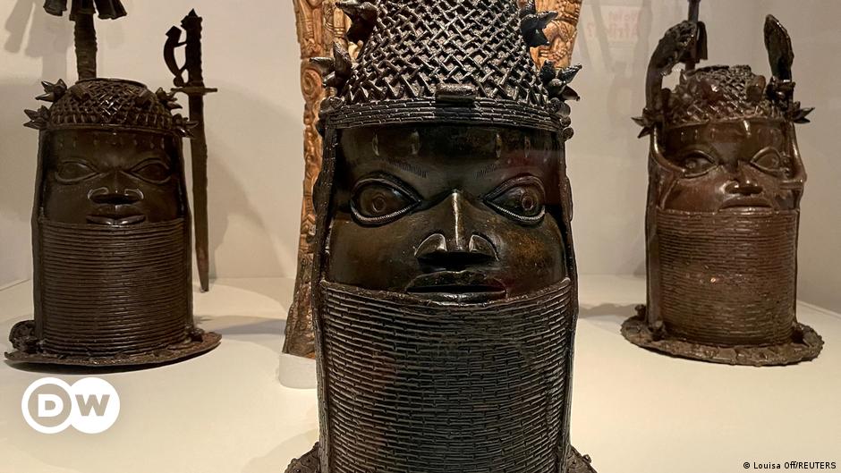 Berlin transfers possession of looted Benin Bronzes to Nigeria | Information | DW
