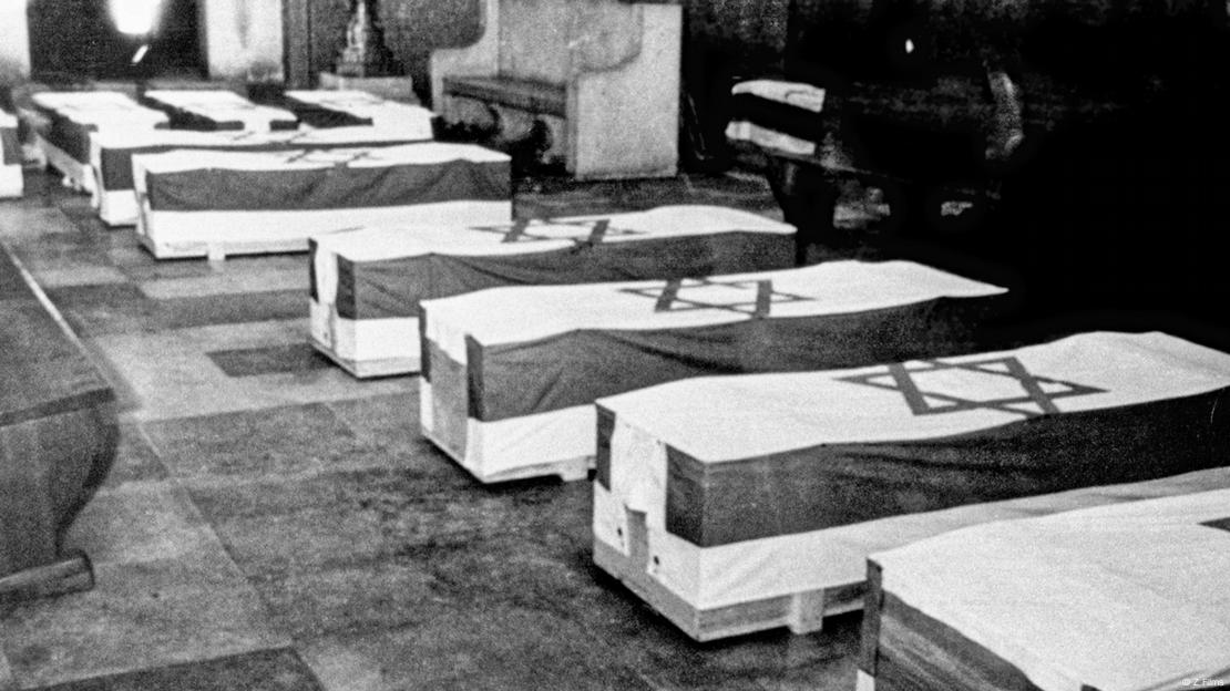 1972 Yaz Olimpiyatları'na katılmak üzere geldikleri Münih'te öldürülen İsrailli sporcuların tabutları