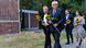 Bundespräsident Steinmeier und Mecklenburg-Vorpommerns Regierungschefin Schwesig mit Sonnenblumen in der Hand Bundespräsident Steinmeier und Mecklenburg-Vorpommerns Regierungschefin Schwesig mit Sonnenblumen in der Hand