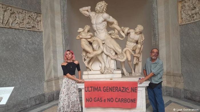 Mitglieder der Ultima Generazione kleben sich an die Statue Lacoon im Vatikanmuseum