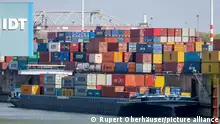 Duisburg, Nordrhein-Westfalen, Deutschland - Duisburger Hafen, Frachtschiffe mit Containern am Containerterminal im Containerhafen, Nordhafen im Stadtteil Duisburg Ruhrort.