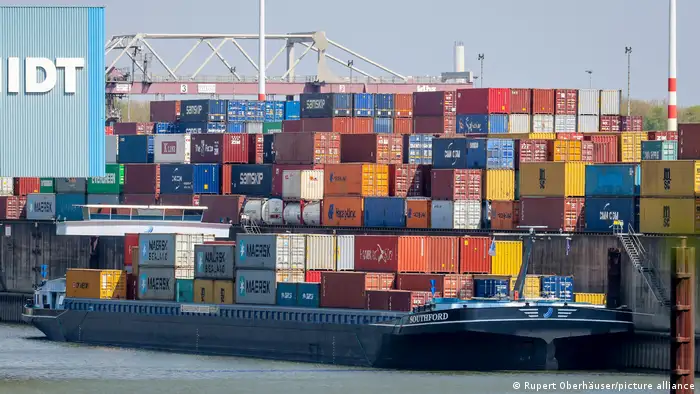 杜伊斯堡港务集团宣布，中远6月起不再持有杜伊斯堡门户码头项目(DGT)的30%股份