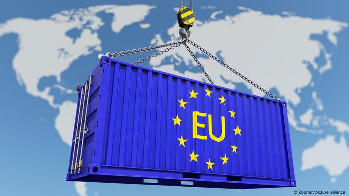 Europäische Exportwirtschaft | Container mit EU Flagge und Weltkarte im Hintergrund