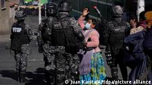 Eine Frau bittet die Polizei, die Konfrontationen mit Kokabauern während der vierten Woche der Zusammenstöße in der Nähe eines Koka-Blatt-Marktes in La Paz, Bolivien, zu beenden. Die regierungskritischen Koka-Bauern fordern das Verbot eines parallelen Koka-Marktes, der ihrer Meinung nach von regierungsnahen Gewerkschaften betrieben wird. +++ dpa-Bildfunk +++