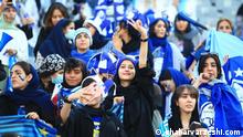 Frauen im Azadi-Fußballstadion in Teheran
Zum ersten Mal durften Frauen im Iran ein Fußball-Spiel der Männer sich anschauen.