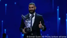 كريم بنزيمة يتوج بجائزة أفضل لاعب في أوروبا