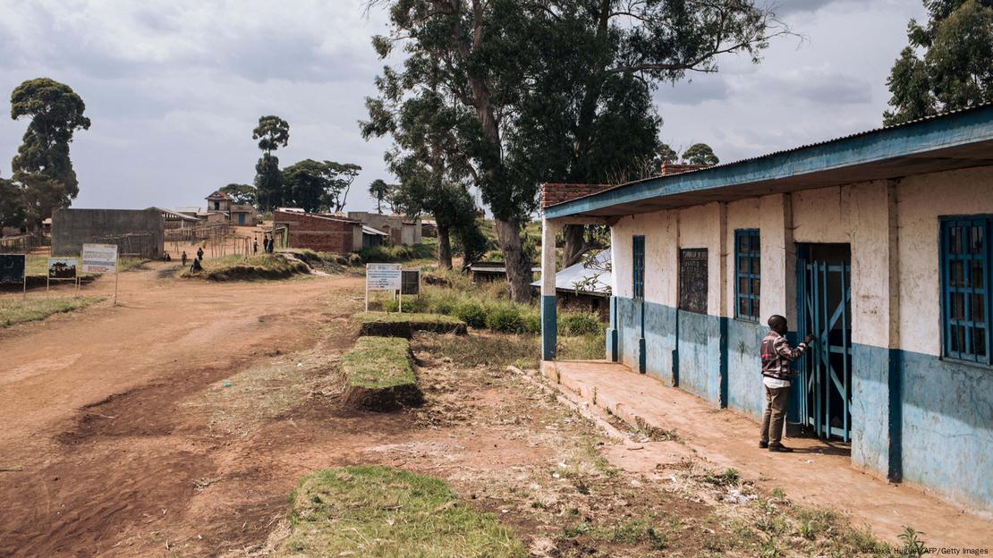 Persona delante de una casa en un lugar remoto en el Congo.