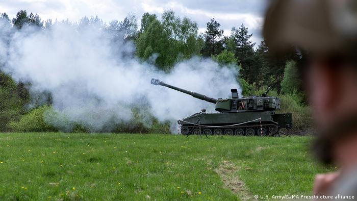 乌克兰士兵在德国某营地接受M109自走炮的射击训练
