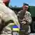 Инструктор США общается с украинскими военными в баварском Графенвёре, июль 2022 года