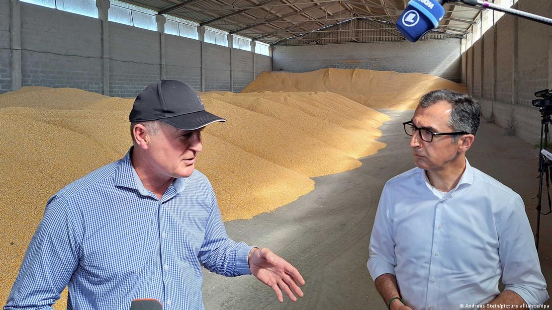Віктор Шеремета показує своє зерносховище німецькому міністру сільського господарства Джему Ездеміру 