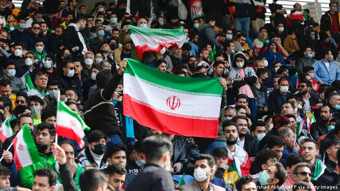 الإيرانيون معرفون بحب كرة القدم 