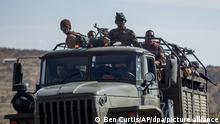 ARCHIV - 08.05.2021, Äthiopien, Agula: Äthiopische Regierungssoldaten fahren auf der Ladefläche eines Militär-Lastwagens auf einer Straße in der Nähe von Agula, in der Region Tigray. Die äthiopische Armee hat eine großangelegte Militäroffensive gegen die Tigray-Rebellen im Norden des Landes gestartet, wie der Sprecher der Rebellengruppe am 24.08.2022 erklärte. Im Frühjahr hatte die Regierung des Staats am Horn von Afrika noch einen humanitären Waffenstillstand verkündet, damit Hilfsgüter in die Region geliefert werden können. Foto: Ben Curtis/AP/dpa +++ dpa-Bildfunk +++