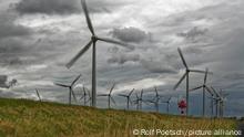 Windkraftanlage im Sturm in Emden Niedersachsen