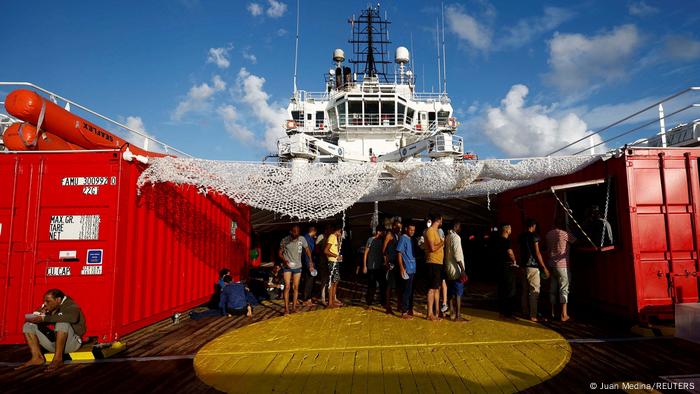 Migranten auf dem Seenotrettungsschiff Uno der NGO Open Arms im Mittelmeer im August 2022