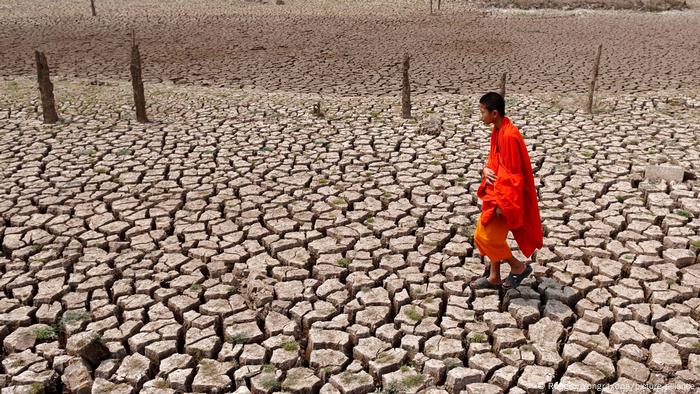 En gran parte de las latitudes medias ricas de la Tierra, los picos de temperatura y humedad que se sienten como 39,4 grados Celsius o más, estadísticamente deberían ocurrir de 20 a 50 veces al año a mediados de siglo.