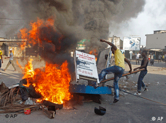 Anhänger von Ouattara verbrennen wütend Wahlplakate von Gbagbo in Abidjan (Foto: ap)