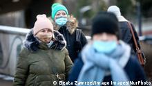Daily Life In Krakow During Coronavirus People are wearing face masks during the fifth wave of the coronavirus pandemic in Krakow, Poland. January 18, 2022. Krakow Poland PUBLICATIONxNOTxINxFRA Copyright: xBeataxZawrzelx originalFilename: zawrzel-dailylif220118_npQED.jpg 