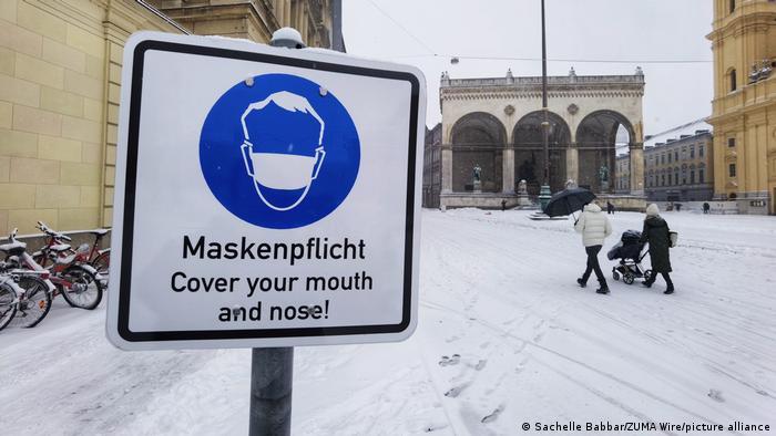 Señal de requisito de máscara en Munich, Alemania, durante una tormenta de nieve el 6 de enero de 2021