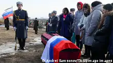  KRASNOYARSK, RUSSIA - MARCH 18, 2022: The funeral of Russian Army paratrooper Vladislav Razumov at Badalyksky Cemetery in Krasnoyarsk. Posthumously awarded Russia s Order of Courage, Razumov was killed during the special military operation in Ukraine. On 24 February, Russia s President Putin announced his decision to launch the special military operation after considering requests from the leaders of the Donetsk People s Republic and Lugansk People s Republic. Andrei Samsonov/TASS PUBLICATIONxINxGERxAUTxONLY TS1283B9