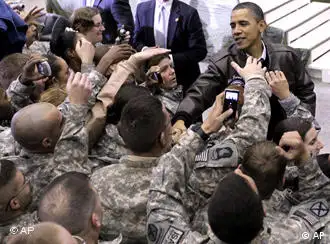 奥巴马与驻阿士兵握手