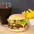 फास्ट फूड को जानकार सेहत के लिए अच्छा नहीं मानते. तस्वीर में: बर्गर, फ्रेंच फ्राय और कोला ड्रिंक.