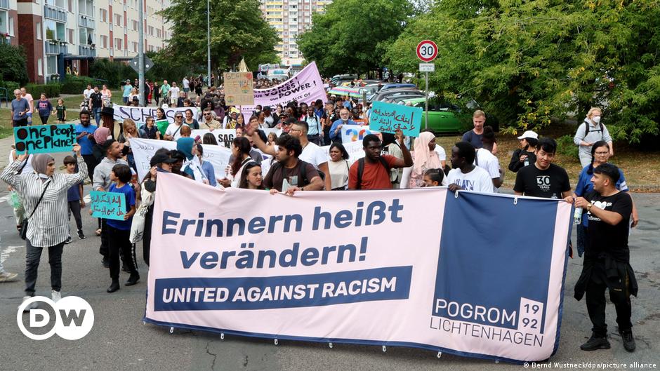 Deutschland.  Protest gegen Rassismus markiert Jahrestag der Krawalle in Rostock |  Nachrichten |  DW