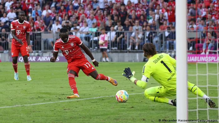 Yann Sommer saves from Bayern Munich's Sadio Mané