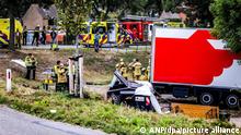 Rettungskräfte sind am Unfallort im Einsatz. In den Niederlanden ist ein Lastzug in ein Nachbarschaftsfest gekracht und hat mehrere Menschen in den Tod gerissen. +++ dpa-Bildfunk +++
