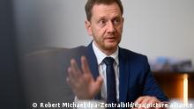 Michael Kretschmer (CDU), Ministerpräsident von Sachsen, gestikuliert während eines Interviews mit der Deutschen Presse-Agentur in seinem Büro in der Sächsischen Staatskanzlei.