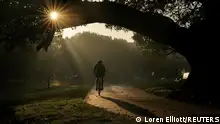28.98.2022****
A cyclist rides through a city park as the sun rises in Sydney, Australia, August 28, 2022. REUTERS/Loren Elliott 