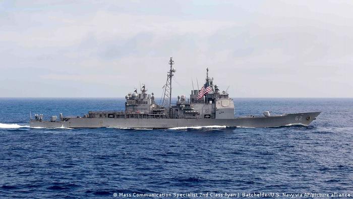 美国军舰正在穿越菲律宾海