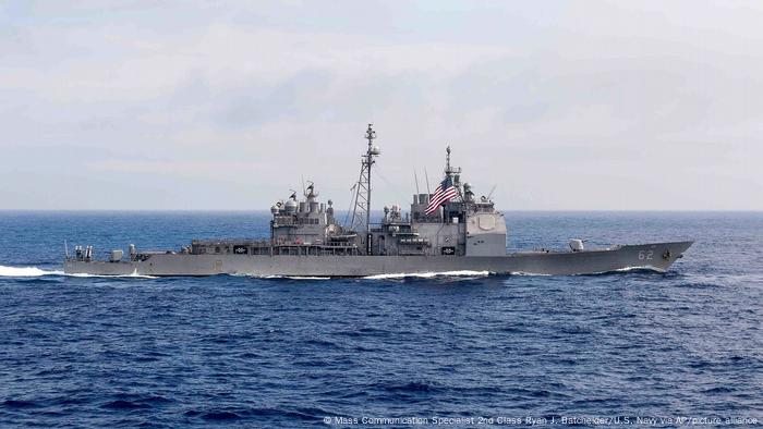 美国两艘巡洋舰周日穿行台湾海峡，强调“印太海域的自由和开发。”
