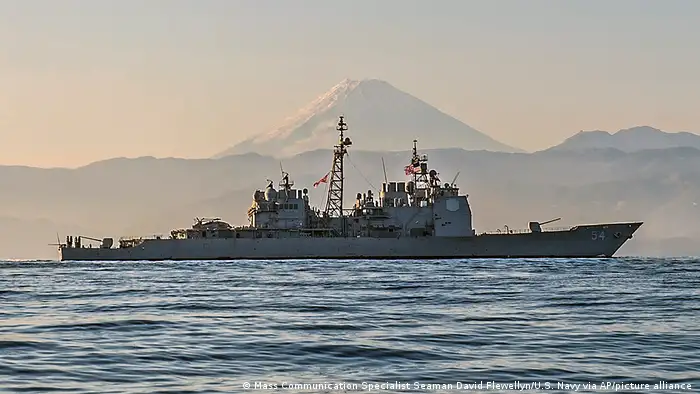 圖為2014年11月22日，美國導彈巡洋艦安提塔姆號在第七艦隊行動區巡邏經過日本富士山。美國海軍2022年9月28日駕駛這艘軍艦和錢瑟勒斯維爾號軍艦通過台灣海峽，這是自美國眾議院議長佩洛西8月初訪問台灣以來首次公開過境台海，引發中國政府不滿。
