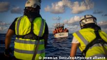 العثور على جثث ستة سوريين على متن قارب وصل إلى إيطاليا