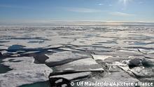 Auf dem Arktischen Ozean am Nordpol schwimmen Eisplatten. Das militärische Vorgehen Russlands wirkt sich nach Angaben von Nato-Generalsekretär Stoltenberg auch auf die Arktis aus. (Zu dpa Stoltenberg: Neue Sicherheitslage wegen Russland auch in der Arktis) +++ dpa-Bildfunk +++ 16.08.2015