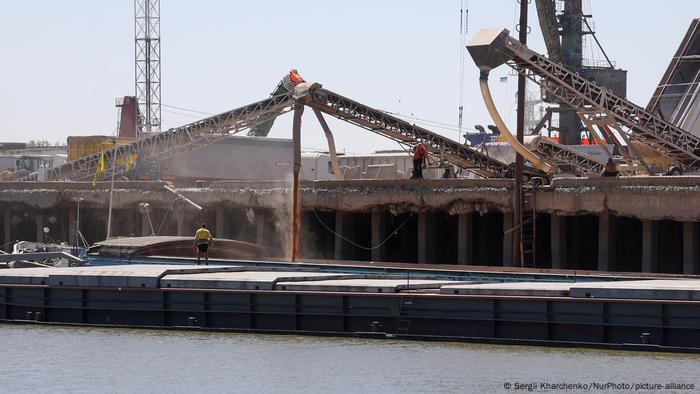 Barcazas son cargadas con grano en el puerto fluvial de Reni en el río Danubio, en la región de Odesa, Ucrania, el 21 de julio de 2022.