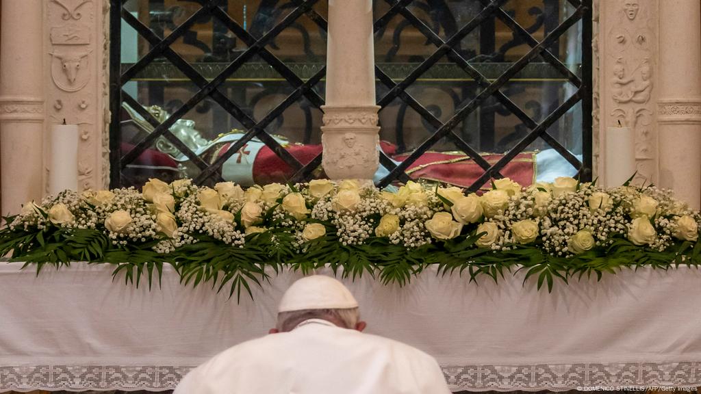 Francisco visita la tumba de Celestino V, el primer papa que renunció |  Europa al día | DW | 28.08.2022