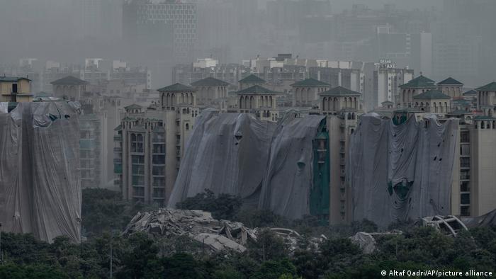 Los edificios contiguos se cubrieron con lonas para protegerlos de la nube de polvo.