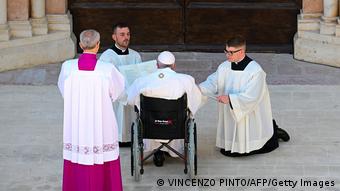 Ο Πάπας κυκλοφορεί με αναπηρικό καροτσάκι 