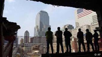Bauarbeiter stehen am Ground Zero (Foto: dapd)