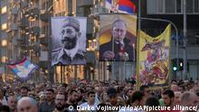 Menschen zeigen Bilder des russischen Präsidenten Putin (M) und des umstrittenen serbischen Führers aus dem Zweiten Weltkrieg, Mihailovic (l), während eines Protests gegen die internationale LGBT-Veranstaltung Europride. Serbiens Regierung beharrt auf einem Verbot der für den 17.09.2022 geplanten Parade Europride, bei der Menschen für die Rechte Nicht-Heterosexueller demonstrieren wollen. +++ dpa-Bildfunk +++